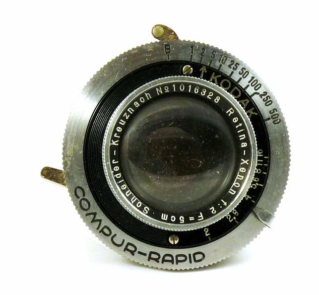 Objectif Retina-Xenon (Schneider) 1:2 f=50 mm
Obturateur Compur-Rapid (Deckel)
(Kodak)
ACC0732
-
OBJECTIF : Retina-Xenon
Marque : Kodak ; Fabricant : Schneider-Kreuznach
Pays : Allemagne
Date : ~ 1938
Formule : ?
Ouverture, focale : 1:2 f=50 mm
Diaphragme : type : iris ; ouvertures : 2 - 16
Mise au point : - ; Distance mini : - m
Automatisme : -
OBTURATEUR : Compur-Rapid
Marque : Deckel ; Fabricant : Deckel
Pays : Allemagne
Date : ~ 1937
Type : central
Vitesses : 1 s - 1/500 s
Auto-armement : non
Poses : B
Synchro : non
Fixation, monture : Ø=25 mm, à vis
Diamètre des filtres : Ø=32 mm, à emboîtement
Dimensions : h=32 mm, Ø=49 mm ; Poids : 90 g
Commentaires : -
Objectif présenté
N° de série de l'objectif : 1016328 (~ 1936-38)
N° de série de l'obturateur : 5154703 (~ 1938-39)
Notice : -
Accessoires, sac : bouchon arrière Schneider
Commentaires :
Ensemble Kodak pour Retina
ACC0732_01_01.jpg
