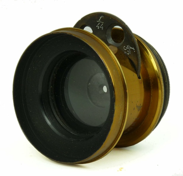 Nom : Wide Angle Lens
Marque : THORNTON-PICKARD ; Fabricant : ?
Pays : Grande-Bretagne
Date : ~ 1900
Formule : ?
Ouverture, focale : 1:11, f=? mm
Diaphragme : type : rotatif ; ouvertures : 11, 16, 22, 32, 44
Mise au point : non ; Distance mini : XXX m
Automatisme : non
Fixation, monture : vis, Ø = 45 mm
Diamètre des filtres : Ø = 51,5 mm
Dimensions : h = 43 mm, Ø = 53 mm ; Poids : 157 g
Commentaires :
- Objectif en laiton, grand-angle, pour format 13x18 cm.
Objectif présenté
N° de série : 9233
Notice : -
Accessoires, sac :
- bouchon
- boîte en carton
Commentaires :
ACC0783_01.jpg