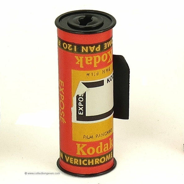 Marque : KODAKFabricant : Kodak
Pays : ?
Date de début : 1956Date de fin : ~ 1970
Dimensions : h = 66 mm, Ø = 25 mmPoids : XXX
Type : film 120 ; négatif noir et blancProcess : B&W
Sensibilité : 125 ISO
Expiration : -
Nb vues : 8Format : 6 x 9 cm
Code DX : -
Commentaires : Film exposé
Marquage bobine : -
Liens web : Sur Wikipedia : voir ici.
Accessoire présenté :
N° de série : XXX
Accessoires : XXX
Notice : XXX
Commentaires : XXX
N° inventaire : ACC0903_01
ACC0903_01.jpg