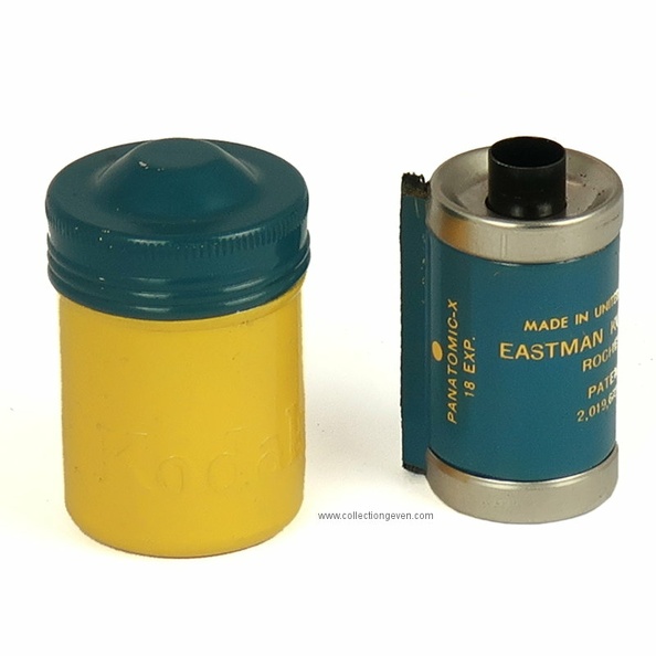Boîte métallique et cartouche vide de film Kodak Panatomic-X.
Marque : KODAKFabricant : Eastman Kodak Company
Pays : États-Unis
Date de début : 1933Date de fin : 1987
Dimensions : h = 51 mm, Ø = 34 mm (boîte)Poids : 30 g (boîte + cartouche)
Type : cartouche 135 ; négatif noir et blancProcess : noir et blanc
Sensibilité : 32 / 40 ASA
Expiration : -
Nb vues : 18Format : 24 x 36 mm
Code DX : -
Commentaires : -
Liens web : -
Accessoire présenté :
N° de série : -
Accessoires : Boîte.
Notice : -
Commentaires : -
N° inventaire : ACC1145_01
ACC1145_01.jpg