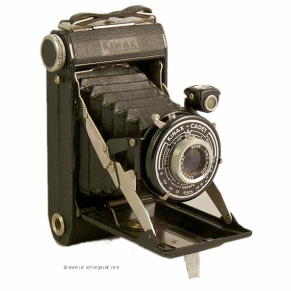 Nom: Kinax Cadet
Marque: KINN; fabricant: -; publicité: -
Pays: France
Date: début: -1950; fin: -1952
Type: (FAFO)
Dimensions: 90x155x45;110x155x130mm; poids: 600
Matière: métal gainé; Couleur: noir
Surface sensible: film 620; format: 6x9cm
Objectif: nom: Kior; fabricant:Kinn; ouv./focale: f6,3/100mm; fixation : fixe
Diaphragme: type: iris; ouvertures: f6,3-f22
Obturateur: nom: central; fabricant: IPO; vitesses: 1/25,1/50,1/100; pose: B
Retardateur: -; Armement: -
Compte-vues: fenêtre (avec cache); Protection 2 expos: -
Synchro flash: X; flash intégré: -
Posemètre: type: -; plage: -; automatisme: manuel
Mise au point: type: frontale; mini: 2m; télémètre: -
Décentrement vert.: -; hor.: -; bascule avant: -; arrière: -
Viseur: réflex pivotant clair; iconomètre; Porte-accessoire: -; Niveau: -
Mode d'emploi: -
Commentaires:
annoncé dès 1946
Appareil présenté
N° de série: -
N° objectif: -; N° obturateur: -
Accessoires: -; sac: sac Kinax
APP0889.jpg