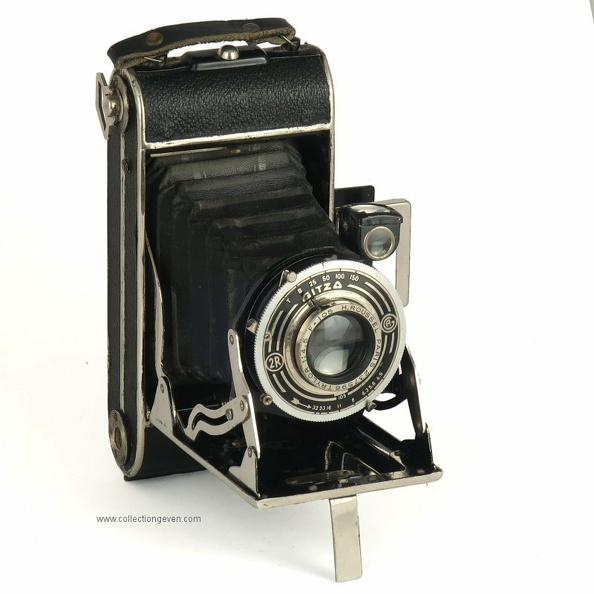 Appareil identique au Boumsell Azur. Sur celui-ci aucune marque n'est apparente. Sa particularité concerne le chargement du film qui se fait dans le dos de l'appareil.
Nom : -
Marque : BOUMSELL, GITZO (?)Fabricant : XXX
Publicité : -
Pays : France (?)
Date de début : ~ 1948Date de fin : 9999
Type : folding 6 x 9 (FAFO)
Dimensions, fermé : 90 x 172 x 40 mmOuvert : 116 x 172 x 135 mm
Poids : 614 g
Matière : métal gainéCouleur : noir
Surf. sensible : film 120Format : 6 x 9 cm
Objectif :
- Nom : TrylorType : 3 éléments
- Marque : Roussel
- Ouverture : 4,5Focale : 105 mm
- Fixation : rentrant à souffletMonture : non interchangeable
Diaphragme :
- Type : iris
- Ouverture : 4,5 - 32
Obturateur :
- Nom : 2RType : central
- Marque : Gitzo
- Vitesses : 1/25 s - 1/150 sPose : B, T
- Retardateur : oui
- Armement : auto-armant
Film, plaque :
- Compte-vues 1 : fenêtre inactinique sans cache
- Protection 2 expos : non
- Avancement : clé
Flash :
- Synchro : non
- Flash interne : non
Posemètre :
- Type : sans
- Plage : -
- Automatisme : manuel
Mise au point :
- Type : frontaleMinimum : 1,5 m
- Télémètre : non
Viseurs :
- Viseur 1 : viseur redresseur clair pivotant
- Viseur 2 : sportif (2 cadres)
Autres :
Niveau à bulle : XXX
Porte-acc. 1 : -Porte-acc. 2 : -
Écrou de pied : 3/8 "
Déc. vertical : -Horizontal : -
Bascule avant : -Arrière : -
Commentaires : -
Liens web :Sur le site collection-appareils.fr : voir ici
-
Appareil présenté :
N° de série : -
N° objectif : 237596N° obturateur : -
Accessoires : -
Notice : -
Commentaires : -
N° inventaire : APP2849_01
APP2849_01.jpg