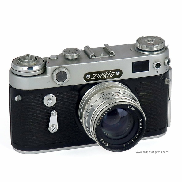 Ce Zorki 6 est un des derniers fabriqués. Il date de 1966 qui est la dernière année de fabrication. Le Zorki 6 est une version améliorée du Zorki 5 avec un dos ouvrant à charnière au lieu d'une ouverture par le dessous. Il possède également un retardateur.
Nom : Zorki 6
Marque : KMZFabricant : Krasnogorsk
Publicité : -
Pays : URSS
Date de début : 1959Date de fin : 1966
Type : compact 24 x 36 à objectif interchangeable (CIFH)
Dimensions, fermé : 138 x 84 x 69 mmOuvert : 138 x 84 x 40 mm (nu)
Poids : 683 g (avec objectif), 559 g (nu)
Matière : métal gainé et nickeléCouleur : noir, gris
Surf. sensible : film 135Format : 24 x 36 mm
Objectif :
- Nom : Jupiter 8Type : 6 éléments en 3 groupes
- Marque : KMZ
- Ouverture : 2Focale : 50 mm
- Fixation : fixeMonture : vis 39 mm
Diaphragme :
- Type : iris
- Ouverture : 2 à 22
Obturateur :
- Nom : -Type : à rideaux horizontaux en tissu
- Marque : ???
- Vitesses : 1/30 - 1/500 sPose : B
- Retardateur : ~ 10s
- Armement : couplé à l'avance du film
Film, plaque :
- Compte-vues 1 : compteur 36 vues
- Protection 2 expos : oui
- Avancement : levier
Flash :
- Synchro : X, M
- Flash interne : non
Posemètre :
- Type : sans
- Plage : -
- Automatisme : manuel
Mise au point :
- Type : hélicoïdaleMinimum : 1 m
- Télémètre : RF couplé
Viseurs :
- Viseur 1 : galilée fixe
Autres :
Niveau à bulle : XXX
Porte-acc. 1 : sabot non synchroniséPorte-acc. 2 : -
Écrou de pied : 3/8 "
Déc. vertical : -Horizontal : -
Bascule avant : -Arrière : -
Commentaires : -
Liens web :Sur le site collection-appareils.fr : voir ici
-
Appareil présenté :
N° de série : 660002586 (1966)
N° objectif : 6612968 (1966)N° obturateur : -
Accessoires : Objectif Jupiter 8 :
Notice : -
Commentaires : -
N° inventaire : APP2894_01
APP2894_01.jpg