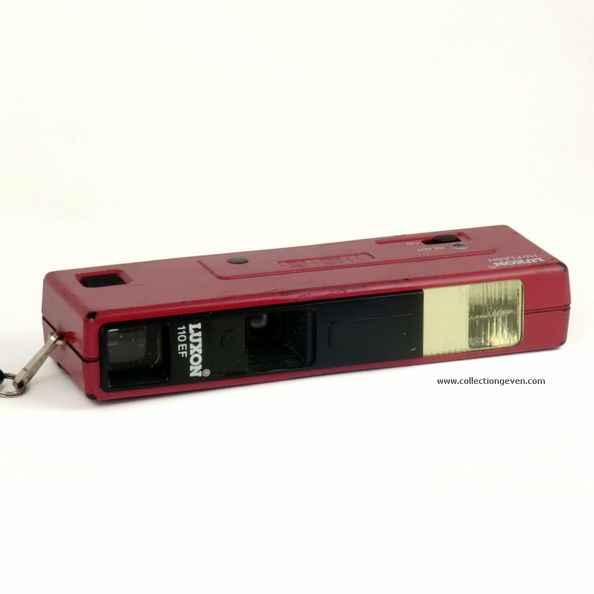 Nom : 110 EF (110 Flash)
Marque : LUXONFabricant : Concord Camera Corp.
Publicité : -
Pays : Chine
Date de début : - 1987Date de fin : 9999
Type : miniature 110 (CFFC)
Dimensions, fermé : 165 x 34 x 54 mmOuvert : -
Poids : 124 g
Matière : plastiqueCouleur : rouge, noir
Surf. sensible : film 110Format : 13 x 17 mm
Objectif :
- Nom : -Type : simple (ménisque ou achromatique)
- Marque : -
- Ouverture : XXXFocale : XXX
- Fixation : fixeMonture : non interchangeable
Diaphragme :
- Type : fixe
- Ouverture : XXX
Obturateur :
- Nom : -Type : secteur rotatif
- Marque : -
- Vitesses : 1 vitessePose : non
- Retardateur : non
- Armement : couplé à l'avance du film
Film, plaque :
- Compte-vues 1 : fenêtre transparente
- Protection 2 expos : oui
- Avancement : curseur
Flash :
- Synchro : oui
- Flash interne : électronique
Posemètre :
- Type : sans
- Plage : -
- Automatisme : manuel
Mise au point :
- Type : fixeMinimum : XXX
- Télémètre : non
Viseurs :
- Viseur 1 : galilée fixe
Autres :
Niveau à bulle : non
Porte-acc. 1 : -Porte-acc. 2 : -
Écrou de pied : -
Déc. vertical : -Horizontal : -
Bascule avant : -Arrière : -
Commentaires : Palpeur de détection de sensibilité de la cartouche : non.
2 piles AAA pour le flash.
Appareils identiques : voir ici.
Liens web :-
Appareil présenté :
N° de série : -
N° objectif : -N° obturateur : -
Accessoires : Dragonne en plastique noir.
Notice : -
Commentaires : -
N° inventaire : APP3386_01
APP3386_01.jpg