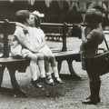 Enfant photographiant 2 enfants s'embrassant(CAP0178)