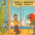 Photographe photographiant un pêcheur avec un gros poisson(CAP0468)