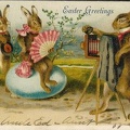 Lapin photographe : « Easter Greetings », lapins assis sur un œuf(CAP0484)