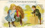 Garçon photographiant une fillette avec un dindon, Thanksgiving(CAP0524)
