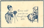 Garçon photographe et fillette; chambre sur pied (monochrome)(CAP0536)