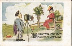 Photographe et jeune femme sur une barrière(CAP0649)