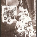 Femme publicitaire avec appareil sur la tête, repro de 1890(CAP0653)