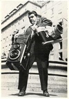 Homme avec des énormes Rolleiflex et Leica(CAP0681)