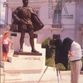 Photographe devant la statue de Tomaz Alcaide, Estremoz, 1988<br />(CAP0686)