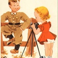Fillette photographiant un garçon soldat(CAP0926)