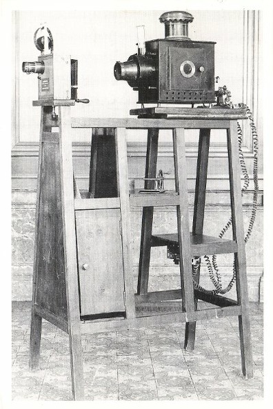 Cinématographe Lumière et projecteur
CAP0980
-
Pub photo: Lumière
Texte recto: ?
Texte verso: ?
Vue recto: ?
Date: CAP0980.jpg