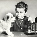 Enfant et chien devant un folding Kodak(CAP1003)