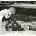 Enfant photographiant un singe(CAP1070)