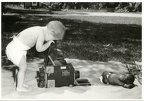 Enfant photographiant un singe(CAP1070)