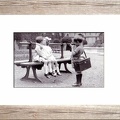 Enfant photographiant 2 enfants(CAP1108)