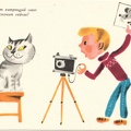Enfant photographiant un chat(CAP1360)