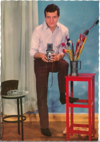 Homme debout avec un Rolleiflex
CAP1459
-
Texte recto: -
Texte verso: -
Vue recto: photo couleur
Date: ~1960
Pays: France
Editeur / imprimeur: G. Picard, La Rose
Type: CPSM
Dos: divisé
Ecrite: oui; Timbre: non; Date d'oblitération / lieu: -
Forme: bords dentelés
Format: 103x150 mm
Appareil présenté: Rolleiflex
Réf: 300
Commentaires: -
CAP1459_01.jpg