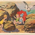 3 enfants sur la plage avec 2 mouettes<br />(CAP1497)