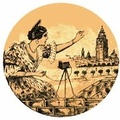 Badge: Femme photographiant une ville(GAD0615)