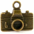 Pendentif bronze : appareil réflex<br />(GAD1071)