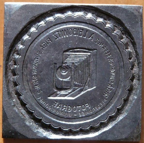 Plaque d'imprimerie, tampon A. Leibowitz
(Fotograf, Riga)
GAD1259
-
Fabricant : XXX ; Marque : A. Leibowitz
Date : ~1920
Pays : Lettonie
Dimensions : 51x50x10 mm
Commentaires : -
GAD1259_01.jpg