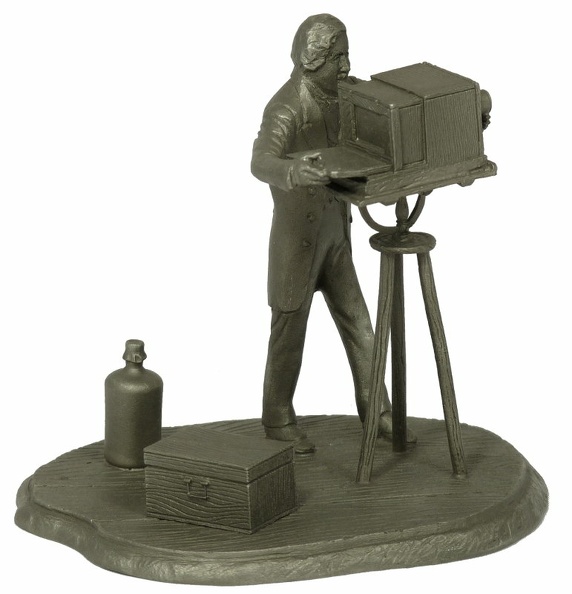 Louis Jacques Mandé Daguerre 1787-1851
GAD1284
-
Marque: Deutsches Museum
Date: ?
Pays: Allemagne
Hauteur: 84mm
Commentaires:
Figurine en étain représentant Daguerre avec une chambre à tiroir et ses accessoires.
GAD1284_01.jpg