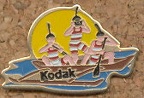 3 Kodakettes sur un catamaran, Kodak(PIN0165)