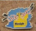 2 Kodakettes plongeant vers un coffre à trésor, Kodak(PIN0166)
