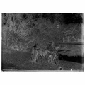 2 enfants à vélo près d'un étang(VUF1541)