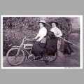 2 femmes à moto avec une chambre photo<br />(VUG0142)