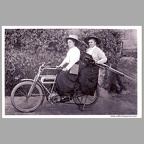 2 femmes à moto avec une chambre photo(VUG0142)