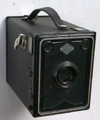 Box 34 (Agfa)
APP0149d
-
Nom: Box 34 (art déco: 1 rect)
Marque: AGFA; fabricant: -; publicité: -
Pays: Allemagne
Date: début: ?1933; fin: ?1935
Type: (XFFO)
Dimensions: 90x110x140mm; poids: 440
Matière: carton gainé; Couleur: noir
Surface sensible: film 120; format: 6x9cm
Objectif: nom: ménisque; fabricant:?; ouv./focale: f16/110; fixation : ?
Diaphragme: type: fixe; ouvertures: f16
Obturateur: nom: rotatif; fabricant: ?; vitesses: 1 vit.; pose: T
Retardateur: -; Armement: -
Compte-vues: fenêtre; Protection 2 expos: -
Synchro flash: -; flash intégré: -
Posemètre: type: -; plage: -; automatisme: manuel
Mise au point: type: fixe; mini: ?; télémètre: -
Décentrement vert.: -; hor.: -; bascule avant: -; arrière: -
Viseur: réflex dépoli (x2); Porte-accessoire: -; Niveau: -
Mode d'emploi: -
Commentaires:
-
Appareil présenté
N° de série: -
N° objectif: -; N° obturateur: -
Accessoires: -; sac: sac carton
APP0149d.jpg