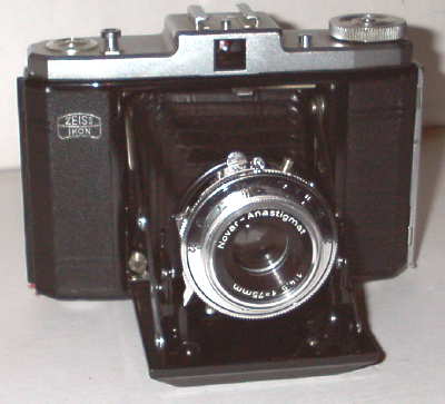 Nom : Nettar (518/16 Ih)
Marque : ZEISS IKONFabricant : XXX
Publicité : XXX
Pays : XXX
Date de début : 0Date de fin : 0
Type : folding 6 x 6 (FAFM)
Dimensions, fermé : XXXOuvert : XXX
Poids : XXX
Matière : XXXCouleur : XXX
Surf. sensible : film 120Format : 6 x 6 cm
Objectif :
- Nom : NovarType : XXX
- Marque : XXX
- Ouverture : XXXFocale : XXX
- Fixation : XXXMonture : XXX
Diaphragme :
- Type : XXX
- Ouverture : XXX
Obturateur :
- Nom : VarioType : XXX
- Marque : XXX
- Vitesses : XXXPose : XXX
- Retardateur : XXX
- Armement : XXX
Film, plaque :
- Compte-vues 1 : XXXCompte-vues 2 : XXX
- Protection 2 expos : XXX
- Avancement : XXX
Flash :
- Synchro : XXX
- Flash interne : XXX
Posemètre :
- Type : XXX
- Plage : XXX
- Automatisme : XXX
Mise au point :
- Type : XXXMinimum : XXX
- Télémètre : XXX
Viseurs :
- Viseur 1 : XXX
- Viseur 2 : XXX
- Viseur 3 : XXX
Autres :
Niveau à bulle : XXX
Porte-acc. 1 : XXXPorte-acc. 2 : -
Écrou de pied : XXX
Déc. vertical : XXXHorizontal : XXX
Bascule avant : XXXArrière : XXX
Commentaires : -
Liens web :-
Appareil présenté :
N° de série : XXX
N° objectif : XXXN° obturateur : XXX
Accessoires : -
Notice : XXX
Commentaires : -
N° inventaire : APP0206
APP0206
Novar, f4,5/75mm
Vario, 1/25,1/75,1/200
-
Nom: Nettar (518/16 Iv)
Marque: ZEISS IKON; fabricant: -; publicité: -
Pays: Allemagne
Date: début: -1952; fin: -1959
Type: (FAFMh)
Dimensions: 135x95x42;135x95x95mm; poids: ?
Matière: métal gainé; Couleur: noir/chrome
Surface sensible: film 120; format: 6x6cm
Objectif: nom: Novar; fabricant:?; ouv./focale: f4,5/75mm; fixation : ?
Diaphragme: type: iris; ouvertures: f4,5-f22
Obturateur: nom: Vario; fabricant: Gauthier; vitesses: 1/25,1/75,1/200; pose: B
Retardateur: -; Armement: -
Compte-vues: fenêtre; Protection 2 expos: oui
Synchro flash: X; flash intégré: -
Posemètre: type: ?; plage: ?; automatisme: manuel
Mise au point: type: frontale; mini: 1m; télémètre: -
Décentrement vert.: -; hor.: -; bascule avant: -; arrière: -
Viseur: galilee; Porte-accessoire: sabot; Niveau: -
Mode d'emploi: -
Commentaires:
MF0033: type 12
Appareil présenté
N° de série: U50322
N° objectif: -; N° obturateur: ?
Accessoires: -; sac: tout prêt
APP0206.jpg