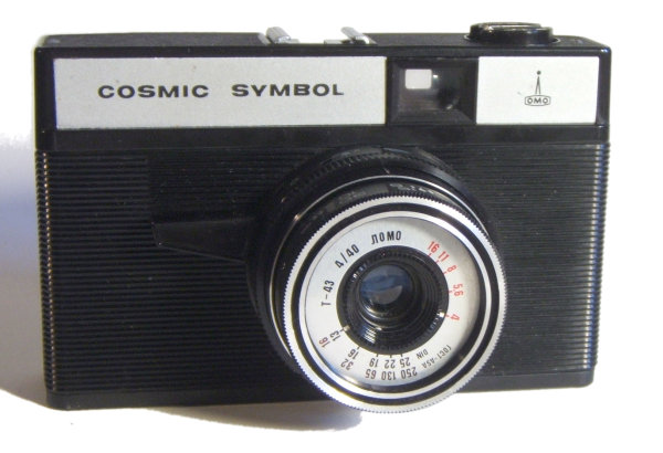 APP0376a
T43, f4/40
central, 1/15-1/250
numéro de série au dessous de l'objectif
presse-film, guide différent
-
Nom: Cosmic Symbol (2b)
Marque: GOMZ; fabricant: ?; publicité: -
Pays: URSS
Date: début: -1971; fin: >1993
Type: (CFFHm)
Dimensions: 125x80x65mmmm; poids: 360g
Matière: plastique; Couleur: noir/gris
Surface sensible: film 135; format: 24x36mm
Objectif: nom: T43; fabricant:Omo; ouv./focale: f4/40; fixation : fixe
Diaphragme: type: iris; ouvertures: f4-f16
Obturateur: nom: central; fabricant: ?; vitesses: 1/15-1/250; pose: B
Retardateur: -; Armement: levier
Compte-vues: compteur; Protection 2 expos: oui
Synchro flash: oui; flash intégré: -
Posemètre: type: -; plage: -; automatisme: manuel
Mise au point: type: frontale; mini: 1m; télémètre: -
Décentrement vert.: -; hor.: -; bascule avant: -; arrière: -
Viseur: galilee; Porte-accessoire: sabot; Niveau: -
Mode d'emploi: -
Commentaires:
numéro de série au dessous de l'objectif
presse-film, guide différent
Appareil présenté
N° de série: 7435288
N° objectif: -; N° obturateur: -
Accessoires: -; sac: -
APP0376a.jpg