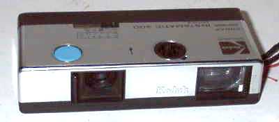 Pocket Instamatic 300 (Kodak) - 1972(bouton bleu, logo brun)(APP0413)