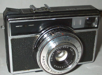 APP0906a
Color Lanthar, f2,8/42
Prontor 500LK, 1/15-1/500
-
Nom: Vitessa 500 S
Marque: VOIGTLANDER; fabricant: ?; publicité: -
Pays: Allemagne
Date: début: ?1968; fin: ?1970
Type: (CFFHc)
Dimensions: 120x82x57mm; poids: 480
Matière: métal gainé; Couleur: noir/chromé
Surface sensible: film 135; format: 24x36mm
Objectif: nom: Color Lanthar; fabricant:Voigtlander; ouv./focale: f2,8/42; fixation : fixe
Diaphragme: type: iris; ouvertures: f2,8-f22
Obturateur: nom: Prontor 500LK; fabricant: Gauthier; vitesses: 1/15-1/500; pose: B
Retardateur: oui; Armement: -
Compte-vues: compteur; Protection 2 expos: oui
Synchro flash: X; flash intégré: -
Posemètre: type: CdS; plage: 25-400; automatisme: semi auto
Mise au point: type: frontale; mini: 1m; télémètre: -
Décentrement vert.: -; hor.: -; bascule avant: -; arrière: -
Viseur: collimaté; Porte-accessoire: sabot sync.; Niveau: -
Mode d'emploi: -
Commentaires:
rappels dans le viseur
pile
Appareil présenté
N° de série: ?
N° objectif: -; N° obturateur: -
Accessoires: -; sac: -
APP0906a.jpg
