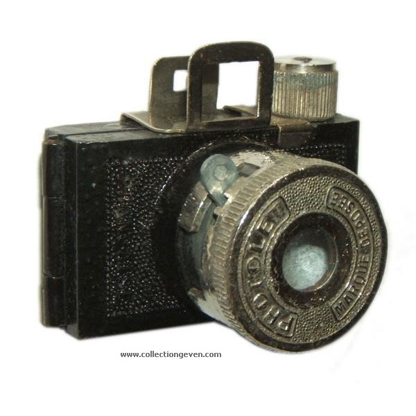 APP1769
-, f8/31mm
rotatif, 1 vitesse
-
Nom: Photolet
Marque: PHOTOLET; fabricant: ?; publicité: -
Pays: France
Date: début: ?1932; fin: ??
Type: (CFFF)
Dimensions: 50x40x37mmmm; poids: 70g
Matière: métal; Couleur: noir/gris
Surface sensible: film spécial; format: 20x20mm
Objectif: nom: -; fabricant:?; ouv./focale: f8/31mm; fixation : fixe
Diaphragme: type: fixe; ouvertures: f8
Obturateur: nom: rotatif; fabricant: ?; vitesses: 1 vitesse; pose: -
Retardateur: -; Armement: bouton
Compte-vues: fenêtre; Protection 2 expos: -
Synchro flash: -; flash intégré: -
Posemètre: type: -; plage: -; automatisme: -
Mise au point: type: fixe; mini: ?; télémètre: -
Décentrement vert.: -; hor.: -; bascule avant: -; arrière: -
Viseur: cadre (x2); Porte-accessoire: -; Niveau: -
Mode d'emploi: -
Commentaires:
-
Appareil présenté
N° de série: -
N° objectif: -; N° obturateur: -
Accessoires: boite de 2 films 8 poses; sac: Etui noir/bleu
APP1769.jpg
