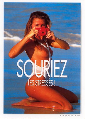 Pin-Up photographiant sur une plage « Souriez les stressés »(CAP0085)