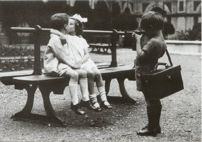 Enfant photographiant 2 enfants s'embrassant(CAP0178)