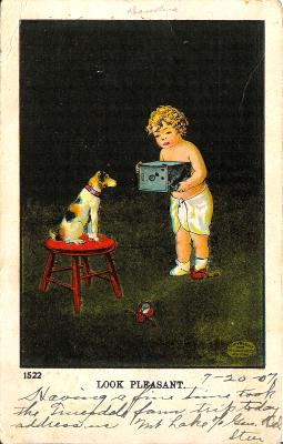 Enfant avec un gros box, photographiant un chien(CAP0512)