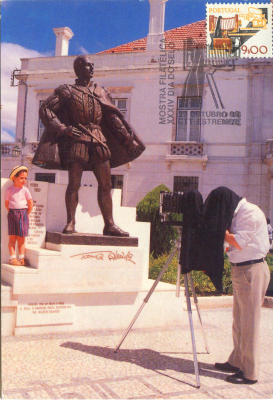 Photographe devant la statue de Tomaz Alcaide, Estremoz, 1988(CAP0686)