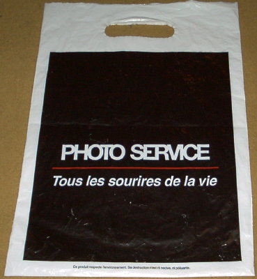 Sac Photo-Service sur fond noir, Tous les sourires de la vie
Fabricant: ?Marque: Photo Service
Date : ?2000
Pays : France
Dimensions : 26 x 37 cm
Commentaires:
GAD0544.jpg