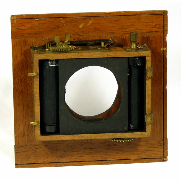 Obturateur simple rideau
(type Thornton Pickard)
ACC0036
-
Nom : Obturateur simple rideau
Marque : -, Fabricant : -
Pays : ?
Date : ~1910
Type : 1 rideau à fente fixe, vitesse réglable par tension d'un ressort, déclenchement mécanique
Vitesses : 1/15s - 1/90s
Auto-armement : -
Poses : oui
Synchro : -
Fixation, monture : sur planchette
Dimensions : 103x97x28 mm (sans la planchette) ; Poids : 200 g (avec la planchette)
Accessoires :
- planchette pour la fixation sur une chambre, 140x140mm
- planchette avant, 100x77mm
Notice : -
No de série : -
Commentaires : -
ACC0036_01.jpg