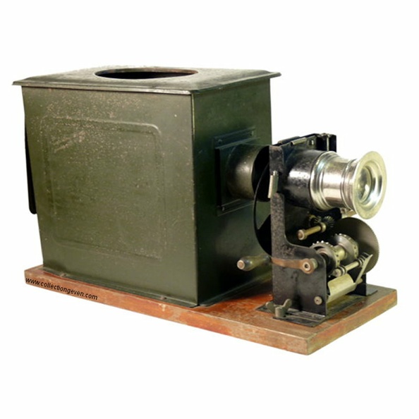 Ce projecteur de cinéma 35 mm a la partie avant amovible. Elle pouvait être remplacée par un système pour vues fixes. Ce projecteur est équipé de sa lampe à pétrole d'origine.
Marque : -Fabricant : ???
Pays : ???
Date de début : ~ 1915Date de fin : 9999
Dimensions : L = 37 cm, h = 21 cmPoids : XXX
Commentaires : -
Liens web : -
Accessoire présenté :
N° de série : -
Accessoires : -
Notice : -
Commentaires : -
N° inventaire : ACC0042
ACC0042.jpg
