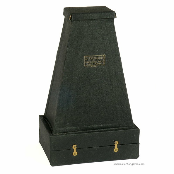 Ce cône d'agrandissement rigide, L'Excelsior, permettait d'agrandir une vue d'un négatif 4,5 x 6 cm en format 9 x 14 cm. Il est en carton gainé noir, muni d'un objectif.
Marque : ExcelsiorFabricant : ???
Pays : France
Date de début : ~ 1910Date de fin : 9999
Dimensions : 106 x 156 mm, h = 257 mmPoids : 369 g
Commentaires : -
Liens web : -
Accessoire présenté :
N° de série : -
Accessoires : -
Notice : -
Commentaires : -
N° inventaire : ACC0044
ACC0044.jpg