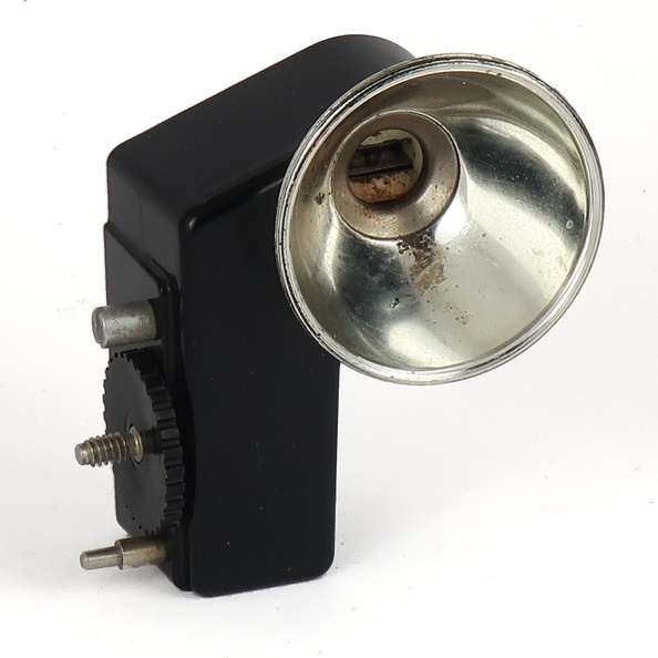 Marque : KODAKFabricant : Kodak
Pays : ???
Date de début : ~ 1957Date de fin : 9999
Dimensions : 80 x 87 x 49 mm ; réflecteur : Ø = 52 mmPoids : XXX
Lampes : AG1
Réflecteur : fixe sphériqueOrientable : fixe
Nombre guide : selon la lampeTable des distances : oui
Modes : manuel
Synchronisation : prise
Alimentation : pilesTémoin de charge : non
Fixation : 2 ou 3 broches
Commentaires : Sur ce modèle la table des distances au dos du flash a été remplacée par une étiquette plus récente, en français et allemand (Ektachrome, Kodacolor, Pan X, Kodachrome).
Liens web : -
Accessoire présenté :
N° de série : -
Accessoires : APP0252, APP1519
Notice : -
Commentaires : -
N° inventaire : ACC0140_01
ACC0140_01.jpg